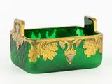 une boîte verte et dorée ornée de motifs dorés