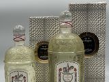 deux bouteilles d'alcool posées l'une à côté de l'autre sur une table