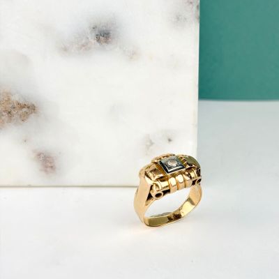 Gros plan sur une bague en or ornée d'un diamant noir