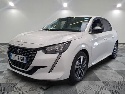 la voiture blanche est garée sur un sol en damier dans le garage
