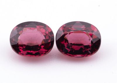 une paire de pierres précieuses ovales en tourmaline rose