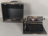 deux vieilles machines à écrire posées l'une à côté de l'autre sur une table