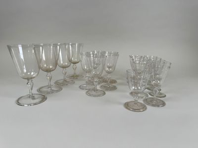 Partie de service de verres soufflés en cristal comprenant :…