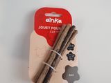 deux morceaux de bois sont posés sur un colis