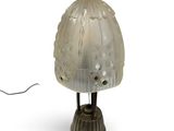 une lampe posée sur une table