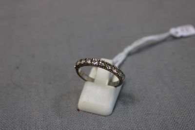 une photo d'une bague en diamant posée sur un bloc de marbre blanc