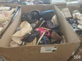 une boîte remplie de vêtements et d'autres objets