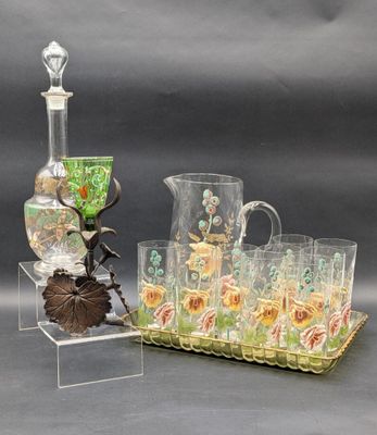 un pichet en verre et un plateau sur lequel sont posés des verres