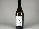 une bouteille de vin posée sur une table