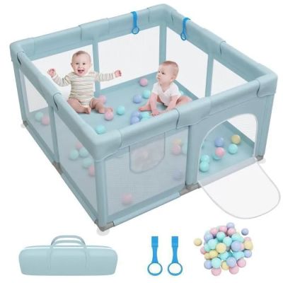 deux bébés dans un parc avec des balles et un sac