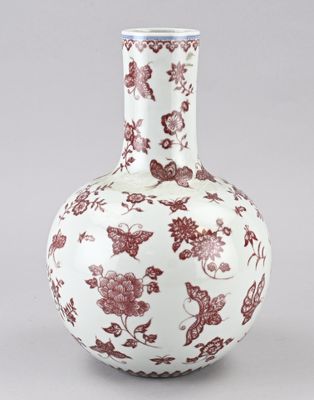 Vase en porcelaine chinoise orné de fleurs et d'oiseaux rouges et blancs