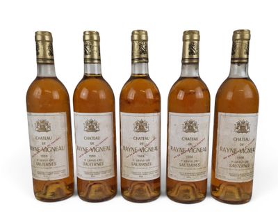 quatre bouteilles de vin posées les unes à côté des autres sur une surface blanche