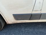 une voiture sale garée sur le bord de la route