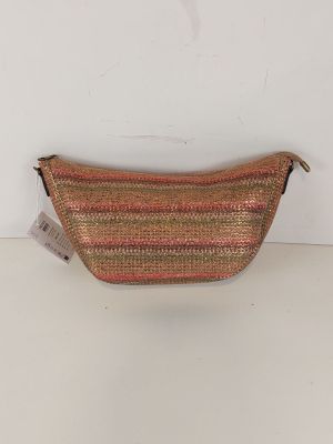 un sac à main rayé marron et rose, muni d'une étiquette