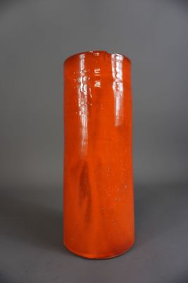une bougie orange posée sur une table