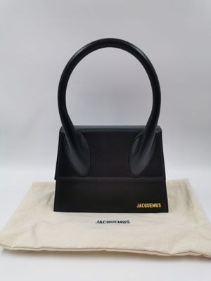 un gros plan sur un casque posé sur un sac
