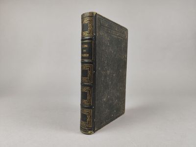 un vieux livre posé sur une surface blanche