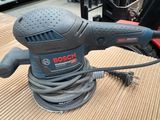 a sander that is sitting on a wooden table