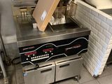 une photo d'une cuisine professionnelle équipée d'une cuisinière et d'un lave-vaisselle