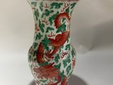 une image représentant un vase orné d'un dragon, posé sur un fond blanc
