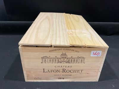 une boîte en bois avec un couvercle en bois sur lequel est représenté un bâtiment