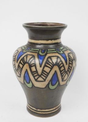 un vase orné d'un motif posé sur une table
