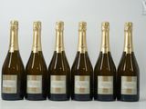six bouteilles de champagne sont alignées