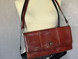 sac à main marron et noir sur un mannequin, mannequin, mannequin, mannequin, mannequin, mannequin, mannequin, mannequin, manne