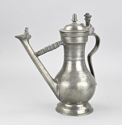 une cafetière ancienne en argent avec une anse, sur fond blanc