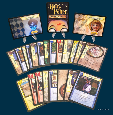 il y a plein de cartes à jouer Harry Potter sur la table