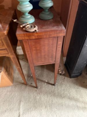 une petite table sur laquelle est posée une lampe