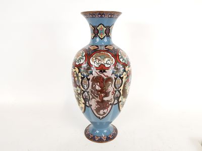 Vase balustre en émaux cloisonnés à décor d'animaux dans des…