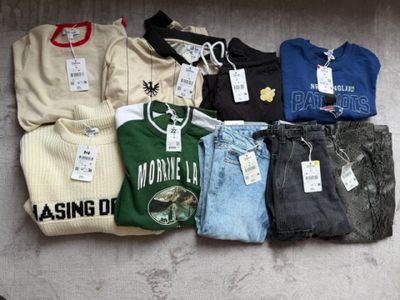 une pile de vêtements posée sur le sol