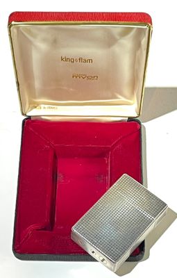 MYON Paris. Briquet de table en métal argenté à décor "pointe de diama