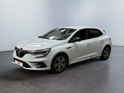 une voiture blanche garée dans une pièce au sol noir