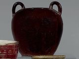 trois vases posés l'un à côté de l'autre sur une table