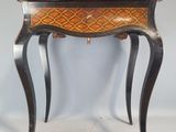 l'image d'une petite table avec un tiroir