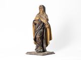 une statue représentant une femme portant un voile sur la tête