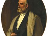 portrait d'un homme en costume-cravate tenant une pipe