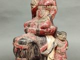 une image représentant une statue d'une femme assise à cheval