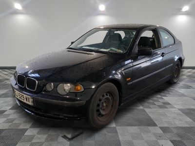 l'image d'une voiture noire garée dans un garage
