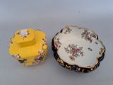 boîte à couvercle jaune ornée d'un motif floral et dotée d'un couvercle jaune