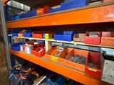 une étagère sur laquelle sont posés de nombreux outils de toutes sortes