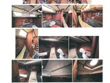 photos d'un homme travaillant sur un bateau dans l'eau