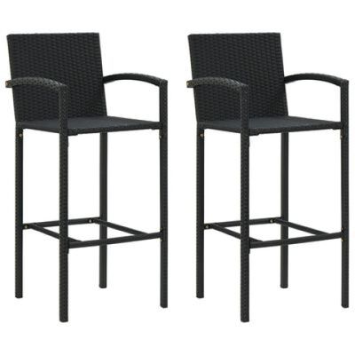 une paire de tabourets de bar en osier noir sur fond blanc