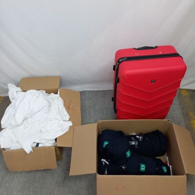 une valise rouge et une autre valise rouge posées l'une à côté de l'autre