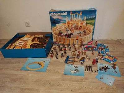 une boîte de Playmobil et une boîte de cartes par terre