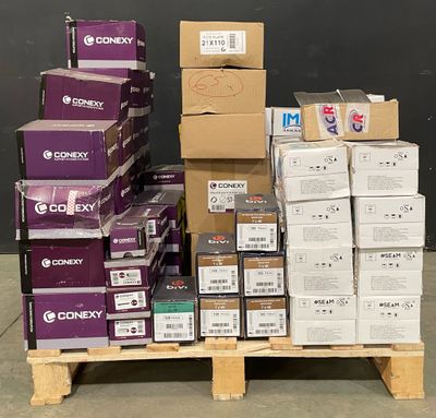 une palette remplie de cartons et des cartons posés sur une palette