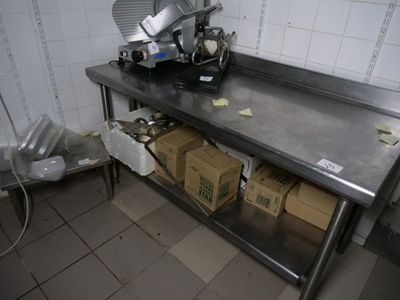 une grande table en métal sur laquelle sont posées plusieurs boîtes