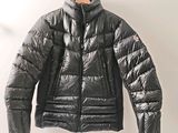 la veste est suspendue à un cintre sur le mur